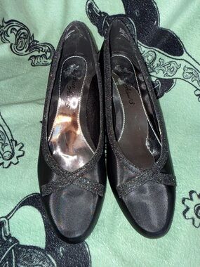 NWT Easy Street Black Glitter Trim Slip-On Heels with Glitter Bow Accent 9 1/2 W